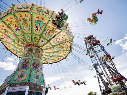 Uno de los emblemas de Viena sigue siendo el parque de atracciones del Prater. La pareja pasea por aquí y sube a la famosa noria para contemplar el atardecer.