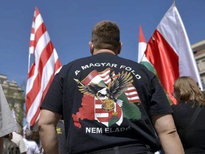 Un seguidor de Jobbik, en una manifestaci&oacute;n contra el Congreso Mundial Jud&iacute;o el 4 de mayo en Budapest.