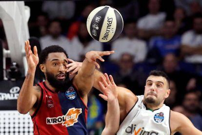 Hillard pelea una pelota con el jugador del Joventut Albert Ventura.