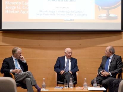 Jorge G. Castañeda (izq.), Ricardo Lagos y Héctor Aguilar Camín presentan en Santiago, Chile, su libro 'La nueva soledad de América Latina' , el 13 de octubre de 2022.
