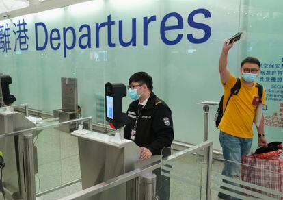 Un hombre se despide antes de embarcar en el aeropuerto de Hong Kong para trasladarse de manera definitiva al Reino Unido este miércoles