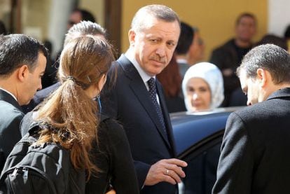 El primer ministro turco, Recep Tayyip Erdogan, sorprendido por la joven de 26 años.
