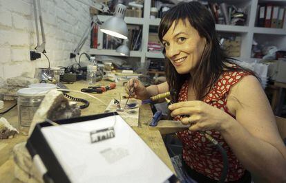 Lara Casanovas trabajando. En primer término, el collar con el que el Ayuntamiento obsequió a Michelle Obama.