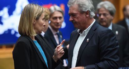 Federica Mogherini conversa con el ministro luxemburgu&eacute;s de Exteriores, Jean Asselborn.