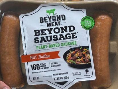 Un paquete de salchichas vegetales de Beyond Meat. En vídeo, declaraciones del consejero delegado de la compañía, en Nueva York.