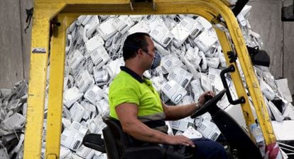 Un operario, en un centro de reciclaje de Torrejón de Ardoz.