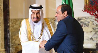 El presidente egipcio Al Sisi saluda al rey saud&iacute; Salman en El Cairo. 