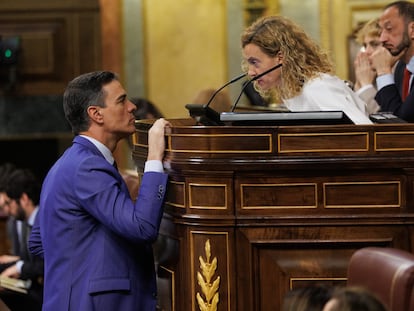 El presidente del Gobierno en funciones, Pedro Sánchez y la expresidenta del Congreso, Meritxell Batet, el pasado 21 de marzo en el Pleno.