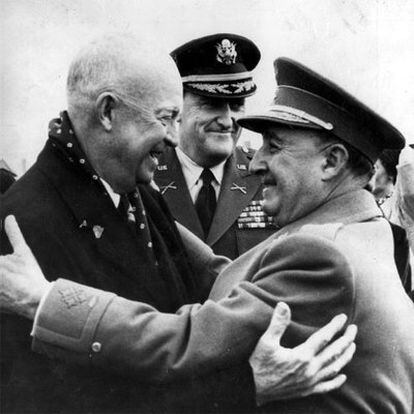 Franco abraza al presidente estadounidense Eisenhower durante su visita a España en 1959.