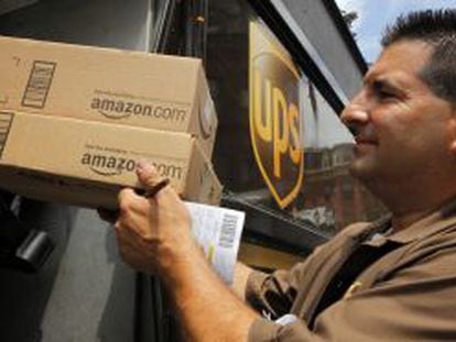 Un mensajero de UPS entrega paquetes de Amazon. 