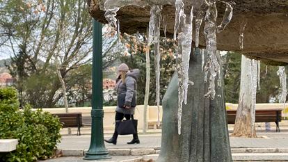 Carámbanos en una fuente de un parque de Teruel debido a las bajas temperaturas invernales, este lunes.