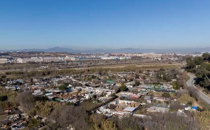 Un tramo del poblado de barracas de Montcada, entre el cauce del río Besòs (a la izquierda) y la carretera de La Roca (derecha) que serpentea la sierra de Marina, esta semana.