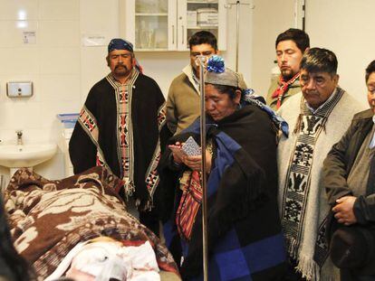 Familiares acompañan el cuerpo de Camilo Catrillanca en el hospital donde murió en Ercilla, en la Araucanía chilena. 
