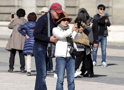 Un grupo de turistas, ayer en la plaza de Oriente.