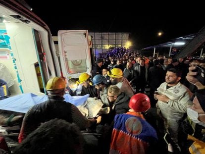 Un minero es trasladado por los servicios de emergencia tras la explosión.
