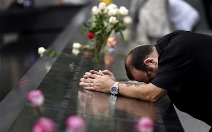 El neoyorquino Rocco diNardo reza ante el monumento a las víctimas del 11S en el Memorial del 11S en Nueva York (Estados Unidos).