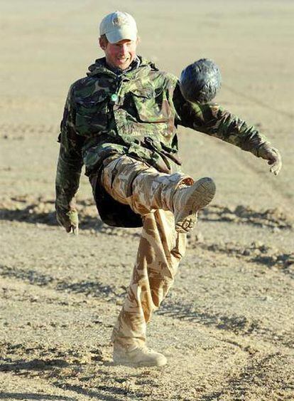 El príncipe Enrique disfruta de su tiempo libre dentro del Ejército en el desierto de Helmand, al sur de Afganistán.