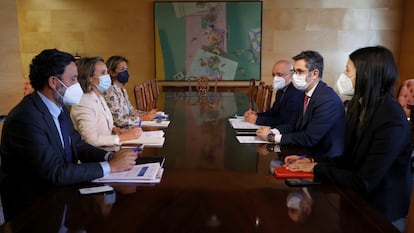 Félix Bolaños, durante la reunión mantenida este martes con la portavoz del PP en el Congreso, Cuca Gamarra.