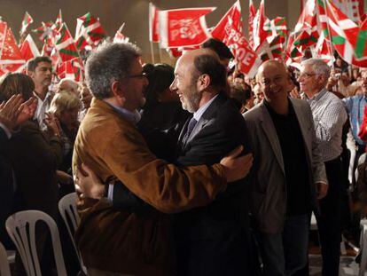 Rubalcaba saluda a Jes&uacute;s Eguiguren, presidente del PSE, en el mitin de Barakaldo. 