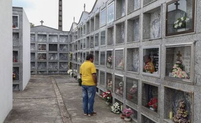 Un hombre se detiene delante de uno de los nichos del cementerio de Albeos, el pasado 1 de noviembre.