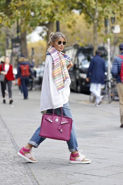 La 'influencer' Gitta Banko con un Birkin 25 color baya de Hermès.