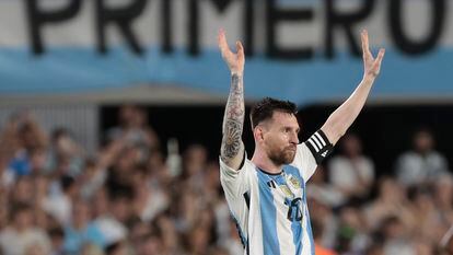 Lionel Messi de Argentina celebra el gol número 800 de su carrera en el amistoso ante Panamá en Buenos Aires, el 23 de marzo de 2023.