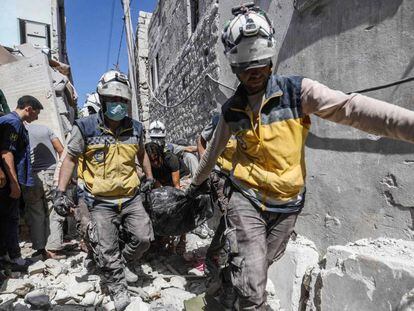 Socorristas sirios retiran un cadáver tras un bombardeo en la provincia de Idlib.