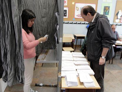 Ciudadanos ejercen su derecho a voto en un colegio electoral de Bilbao. 