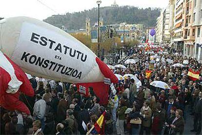 Aspecto de la manifestación convocada por ¡Basta Ya! contra el <i>plan Ibarretxe</i> <b>a su paso por los jardines de Alderdi Eder, en San Sebastián.</b>