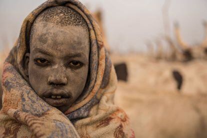 Un niño sudanés de etnia Dinka posa en su campamento en Mingkaman (Sudán del Sur). 