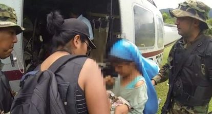 La ni&ntilde;a secuestrada en la selva de Bolivia, en el momento de su liberaci&oacute;n. 