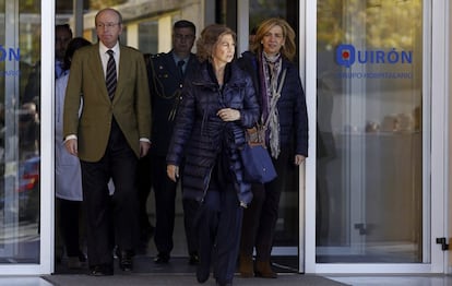 23 de noviembre de 2013. La reina Sofía y la infanta Cristina, acompañadas por el jefe de la Casa del Rey, Rafael Spottorno, salen del Hospital Quirón Madrid, donde han visitado a Don Juan Carlos tras su última operación de cadera.