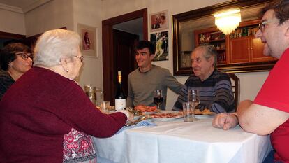 En la imagen, Pablo Camarero (86 años) y Pepi Gómez (84 años) charlan mientras esperan la llegada de su familia a la comida de Navidad.