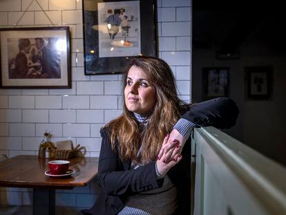 Esther López Barceló, autora de ‘Cuando ya no quede nadie’, en una cafetería del centro de Valencia.
