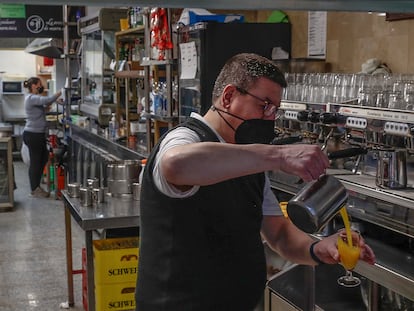 Varios camareros trabajando en un bar en Sevilla, este martes.