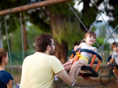 El buen padre sobreprotector se anticipa a las caídas, a los golpes o a los asaltos de niños violentos.