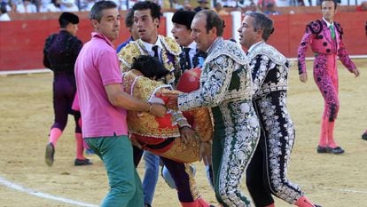 Víctor Barrio, instantes después de sufrir la cogida mortal en Teruel.