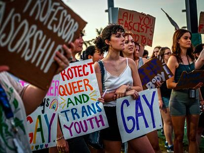 Partidarios de los derechos LGTBIQ en la protesta contra el gobernador de Florida Ron DeSantis, en noviembre de 2022.