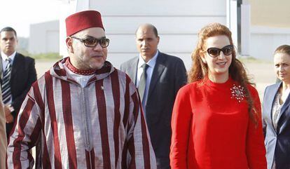 Lala Salma y Mohamed VI, en el aeropuerto de Rabat en julio de 2014.