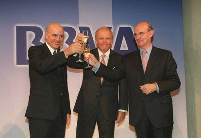 De izquierda a derecha, González, Ybarra y Uriarte, en la celebración del primer año de la fusión.