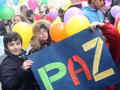 Unos niños portan un cartel por la paz en la suelta de globos de Bilbao en 2019.