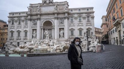 Una mujer, protegida con una mascarilla, ante la Fontana di Trevi (Roma), el sábado.