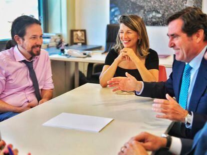 En foto, desde la izquierda: el vicepresidente del Gobierno, Pablo Iglesias; la ministra de Trabajo, Yolanda Díaz, y los presidentes de CEOE, Antonio Garamendi, y Cepyme, Gerardo Cuerva. En vídeo, anuncio de la subida del salario mínimo.