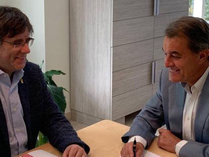 Carles Puigdemont (izq.) y Artur Mas, en su reunión en Waterloo.