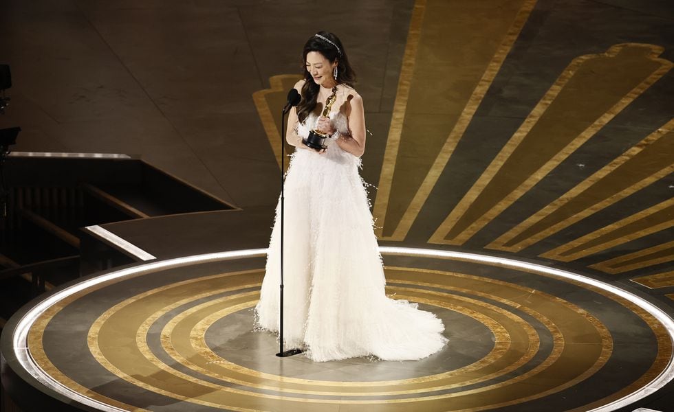 Hollywood (United States), 13/03/2023.- Michelle Yeoh after winning the Oscar for Best Actress for 'Everything Everywhere All at Once' during the 95th annual Academy Awards ceremony at the Dolby Theatre in Hollywood, Los Angeles, California, USA, 12 March 2023. The Oscars are presented for outstanding individual or collective efforts in filmmaking in 24 categories. (Estados Unidos) EFE/EPA/ETIENNE LAURENT
