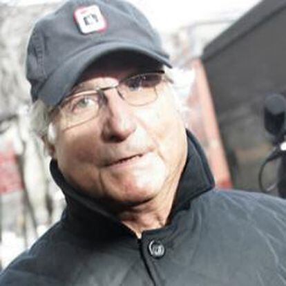 Madoff tras ser puesto en libertad bajo fianza por la policía