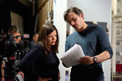 Los creadores de 'La que se avecina', Laura y Alberto Caballero, en el plató de la serie.