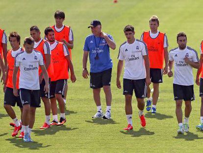 Ancelotti, en el centro, rodeado de los jugadores del Madrid en el entrenamiento de ayer.