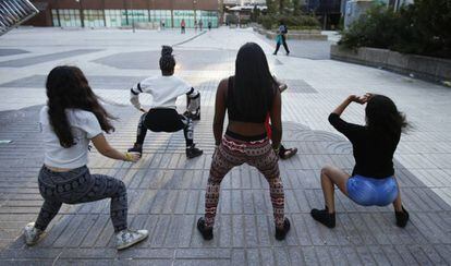 Bailarines de ‘dembow’ en la zona de Nuevos Ministerios, en Madrid.