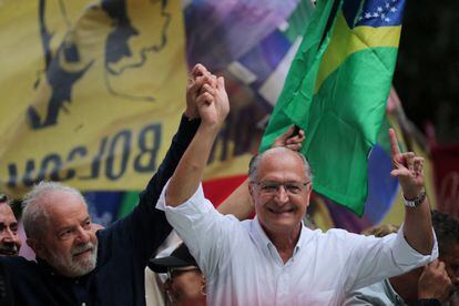 Lula da Silva junto a su candidato a vicepresidente, el exgobernador Geraldo Alckmin, durante una marcha en Porto Alegre, el 19 de octubre.